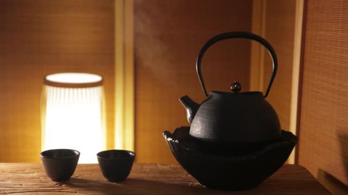 蒸汽铸铁茶壶烧水壶黑色冒着热气的壶喝茶
