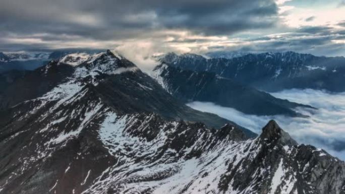 太阳穿云，雪山如魔王国