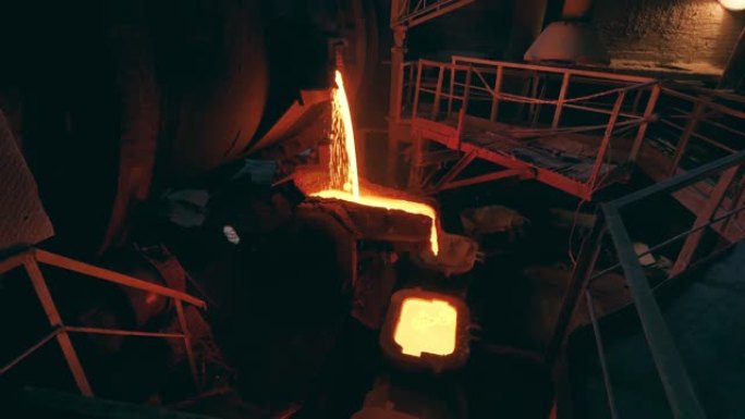 工业机制正在用钢水填充铸造模具
