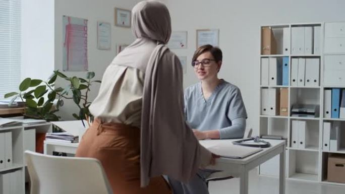 年轻的女性临床医生准备咨询穆斯林女性患者