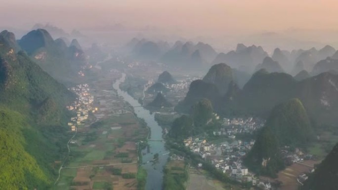 在喀斯特峡谷，人们生活在农村