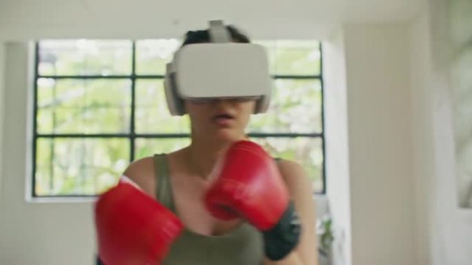 虚拟现实中年轻迷人的女人拳击360耳机训练踢