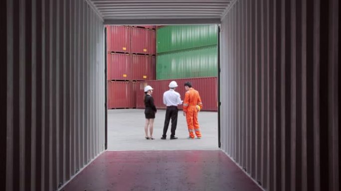 后视图，集装箱货物的物流和运输以及在码头船上工作的管理行业团队。运输/行业概念。
