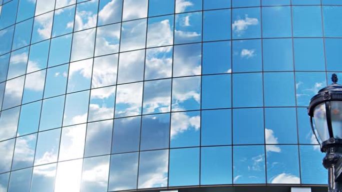 企业建筑玻璃窗的概念观。天空，云，太阳反射
