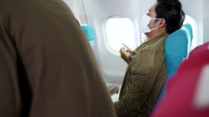 飞机上的乘客寻找座位分配