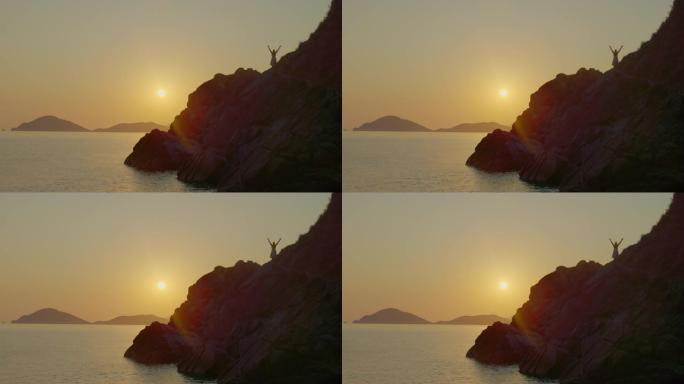 日落时分，一名妇女在海岸冥想，厄尔巴岛。