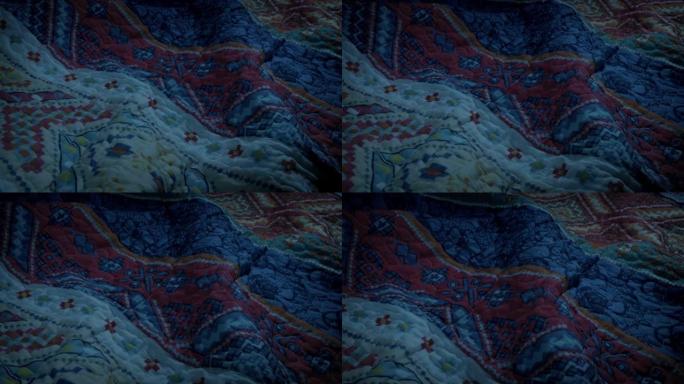 在黑暗中移动五颜六色的毯子