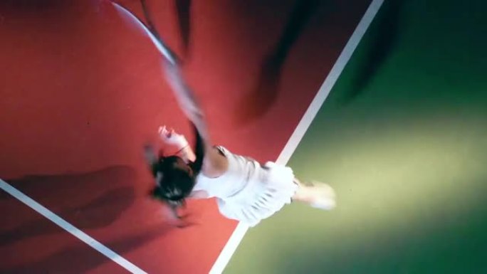 一位运动女士打网球的俯视图