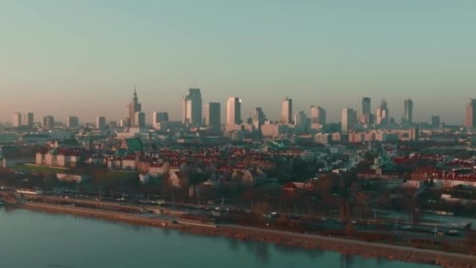华沙天际线空中全景美丽宁静的城市景观，波兰首都在晴朗的蓝色日出天空下。
