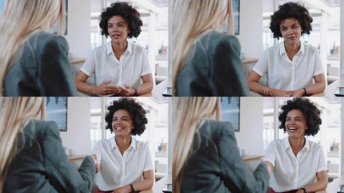 成功的工作面试快乐的混血商业女性实习生与经理握手，祝贺公司办公室有新的职业机会