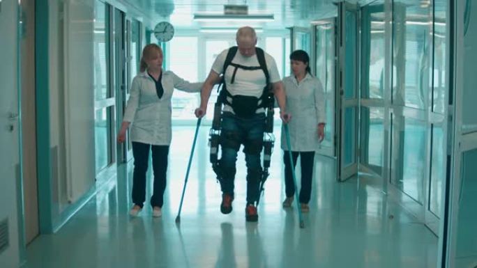 医生正在帮助一名残疾人穿着西装走路