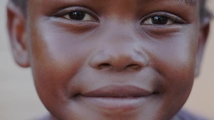 一个年轻的微笑黑人非洲女孩的特写面部肖像