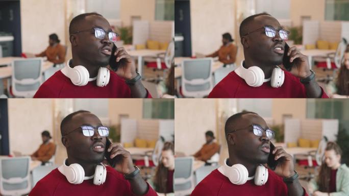 非裔美国商人在手机上聊天