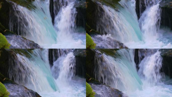 特写: 野河流过小瀑布，带着生动的秋叶