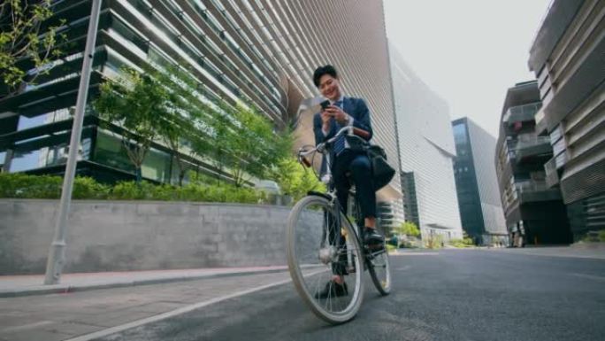 商人在自行车上使用智能手机