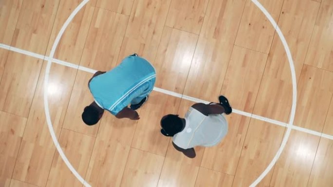 非裔美国竞争对手争夺篮球的俯视图