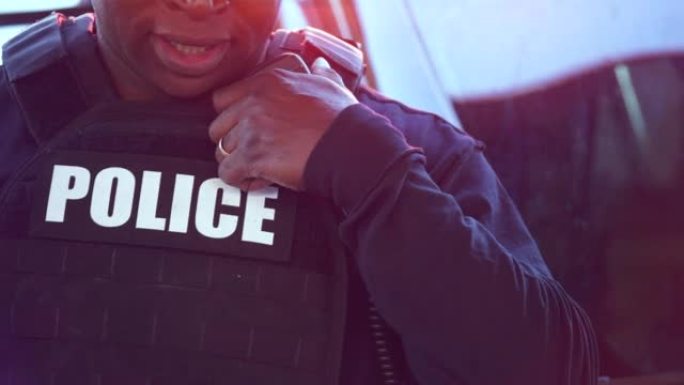 非裔美国警察在广播中，灯光闪烁