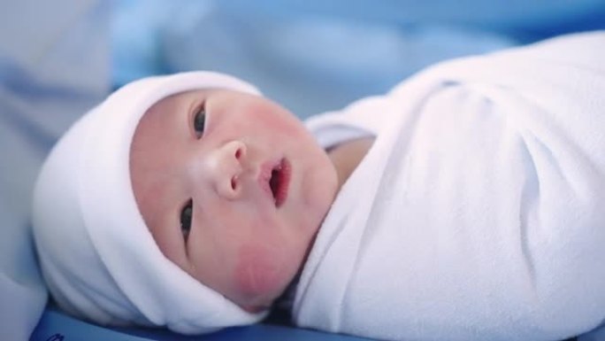 婴儿新生婴儿在医院的孵化器中恢复