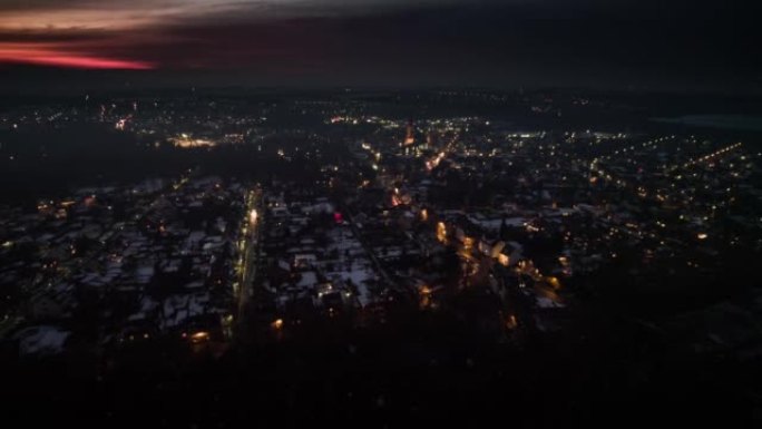 德国小镇在冬季夜间有照明街道-空中射击