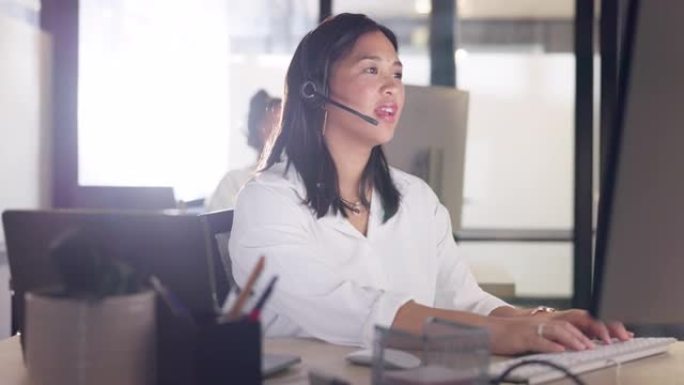 呼叫中心，客户服务和亚洲女性顾问在办公室在线进行咨询。联系我们，电子商务销售专业人员和从事客户关系管