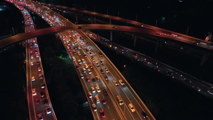 高速公路夜间空中交通拥堵
