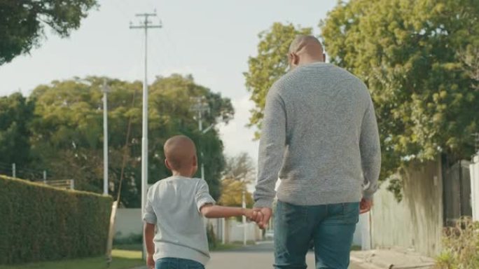 一个无法识别的男人和他的儿子在外面手拉手走路的4k视频片段