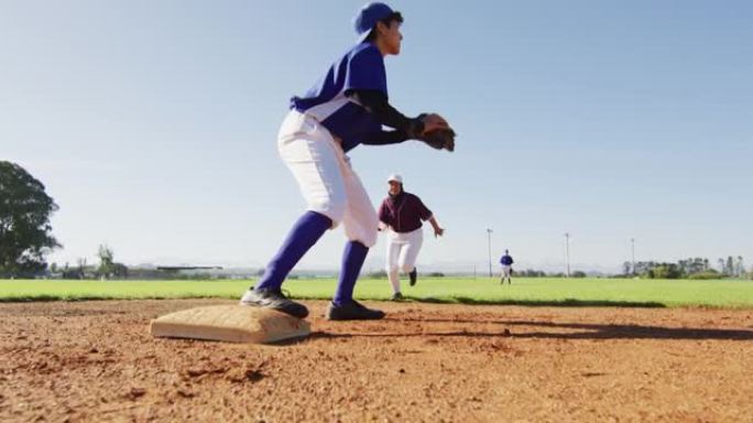 多样化的女棒球运动员，基地外野手在棒球场上追赶奔跑的击球手