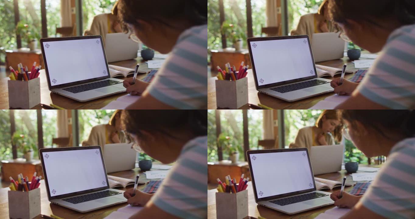 亚洲母女使用带复印空间的笔记本电脑学习和工作