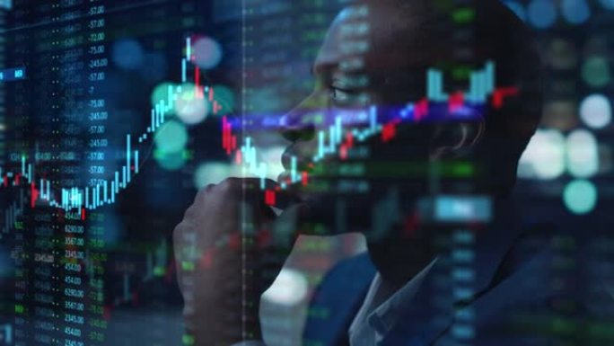 黑色股票市场交易员的肖像正在分析投资图表，图形，股票代码投影在他的脸上。非裔美国金融分析师，数字企业