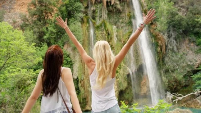 两名妇女在喷泉上庆祝的4k录像
