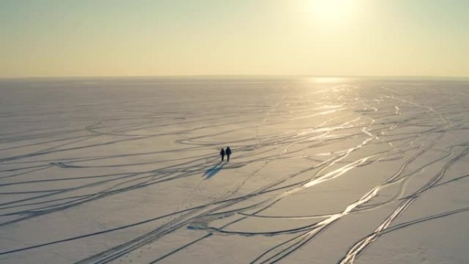 两位探险家在无尽的雪原中穿行