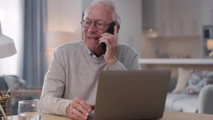 4k视频片段，一名高级男子坐在笔记本电脑上在手机上聊天