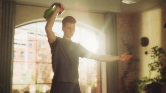 强壮的运动健壮的年轻人举起沉重的壶铃，在阳光明媚的公寓的家中进行晨练时进行核心强化锻炼。健康和健身的
