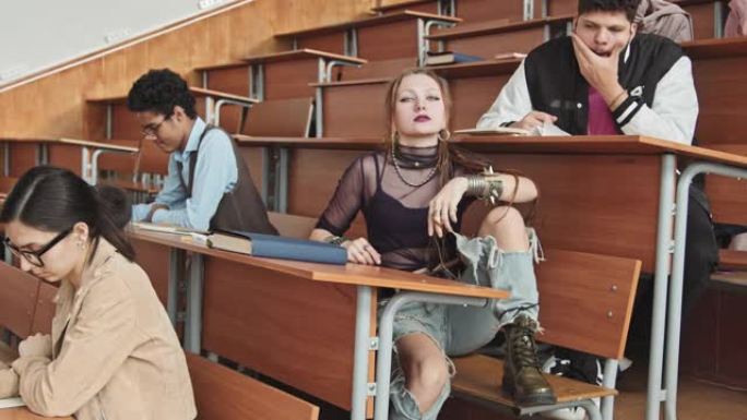 教室里穿着破烂牛仔裤的哥特式女学生