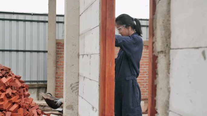 志愿服务的亚洲少女一起建设住房项目。青少年行动主义