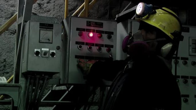 在阿根廷地下煤矿内使用机器的矿工。4k分辨率。