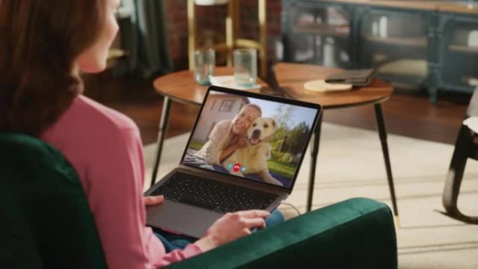 女人使用数字平板电脑与她的朋友进行电话会议视频通话-度假的漂亮女孩野餐和拥抱金毛寻回犬。甜蜜幸福的生