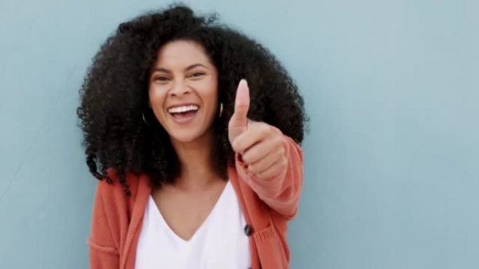 黑人女性肖像，竖起大拇指的成功和赢家的支持，对丰富多彩的背景的信任和快乐的反馈。微笑，同意和是用谢谢