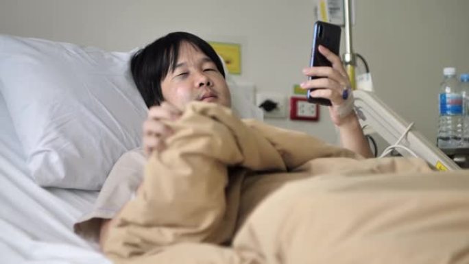 患者在医院的床上通话视频通话