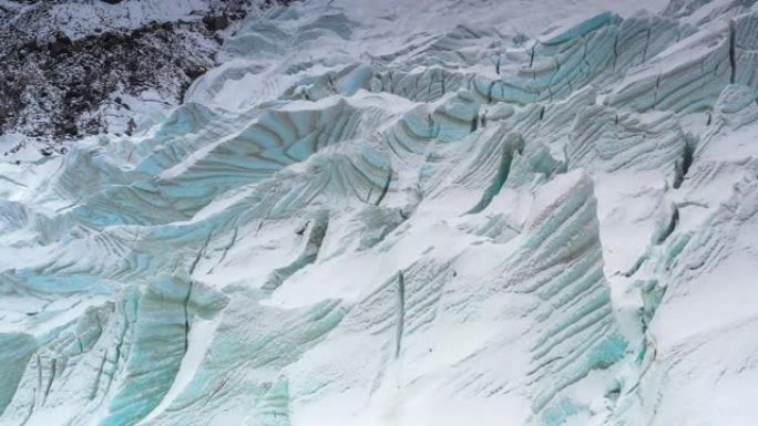 冰川融化，露出深蓝色的冰