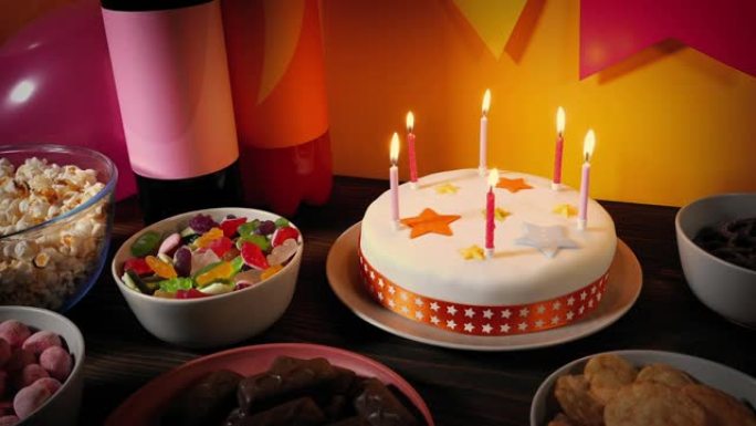 生日蛋糕放在桌子上，点燃蜡烛