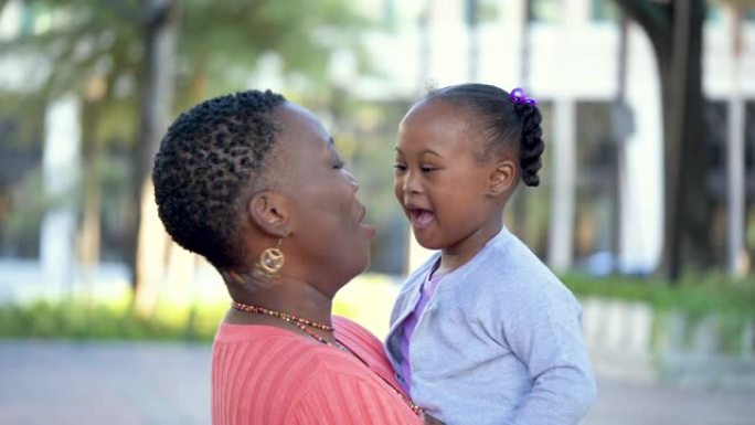 非裔美国母亲和女儿，亲吻和拥抱