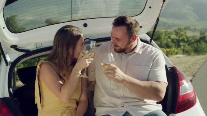 4k视频片段，一名年轻女子与男友在外面喝酒