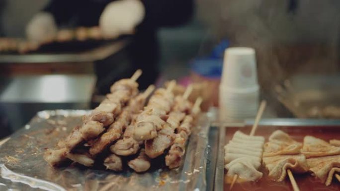 在首尔的一条步行街上特写典型的韩国街头美食。