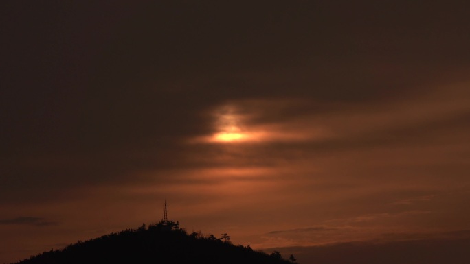 日出，太阳升起，云中穿行