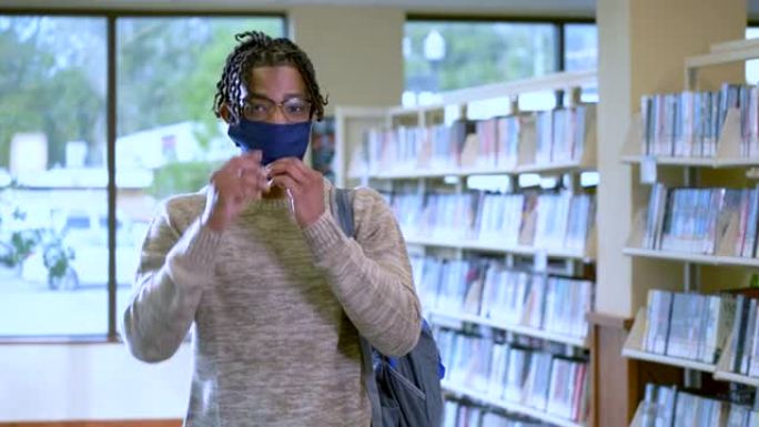 非裔美国大学生在图书馆，口罩