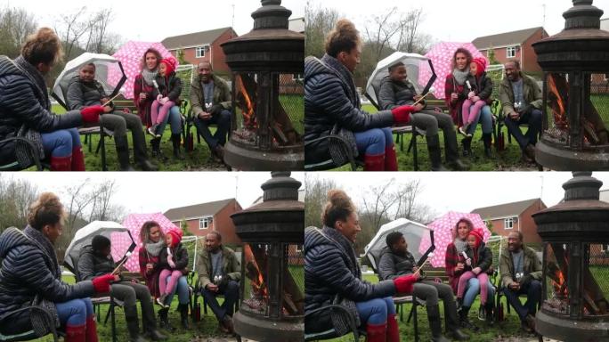 家人坐在火炉旁家人坐在火炉旁篝火外国人