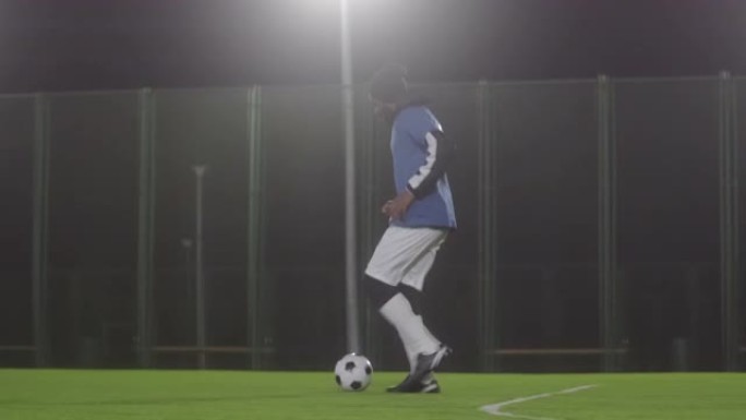 男子用足球练习宣传片实拍视频素材