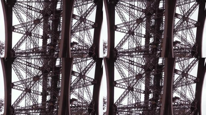 法国巴黎埃菲尔铁塔楼梯上的人们。