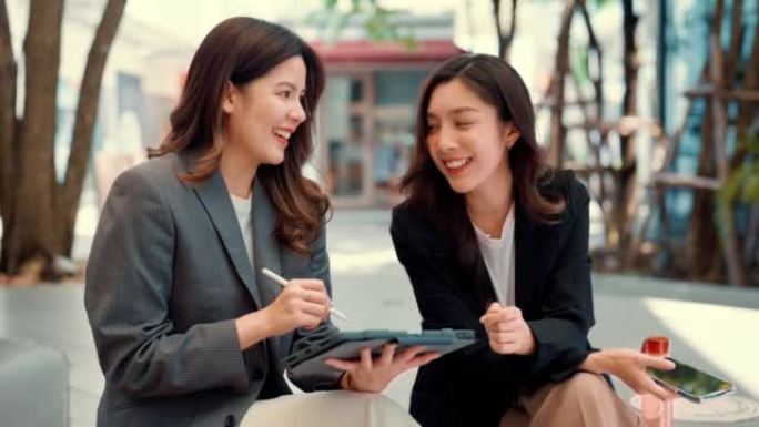 两名使用无线技术外出工作的职业女性。